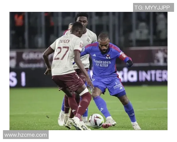 欧冠激战：里昂逆转波尔图引发争议判罚全场沸腾