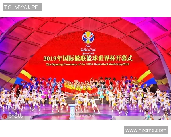 成龙与姚明同台献艺展现中西文化交融的精彩瞬间